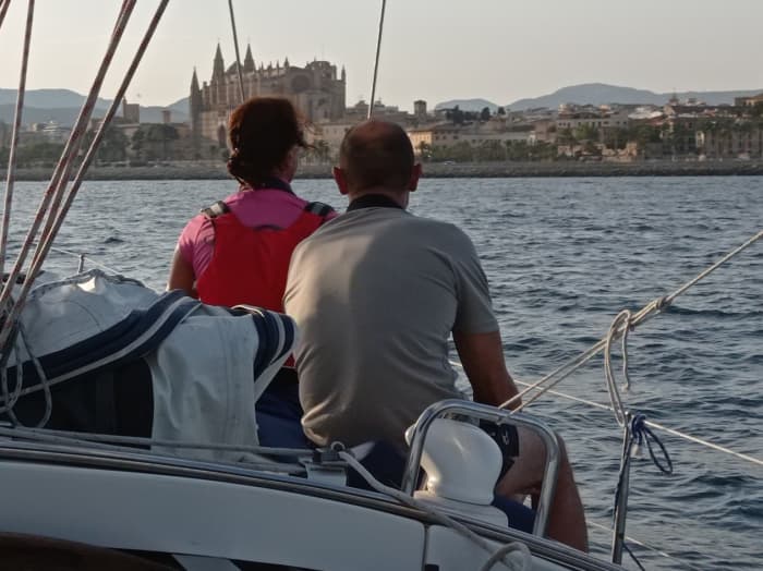 Palma Breeze: zeiltocht van 2-3 uur met drankjes, snacks, zwemmen in kristalhelder water, suppen, snorkelen, uitzicht op zee