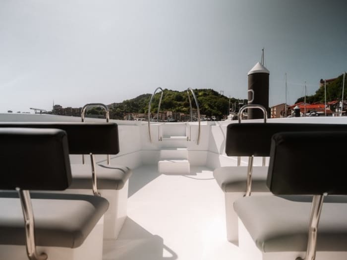 Descubra as margens de Donostia-San Sebastián: um passeio de um dia inteiro a bordo de uma lancha.