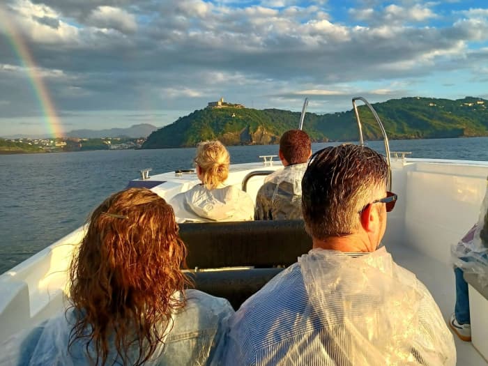 Descubra as margens de Donostia-San Sebastián: um passeio de um dia inteiro a bordo de uma lancha.