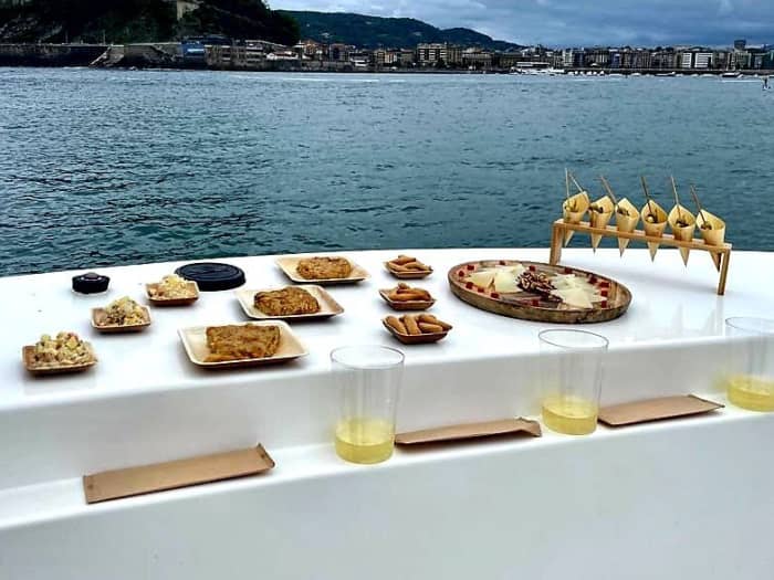Descubra as margens de Donostia-San Sebastián: um passeio de um dia inteiro a bordo de uma lancha.