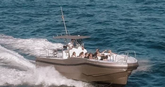 Descubra as margens de Donostia-San Sebastián: um passeio de um dia inteiro a bordo de uma lancha.