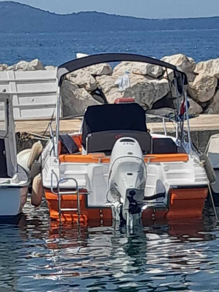 Verken de verborgen baaien van Zadar per motorboot.