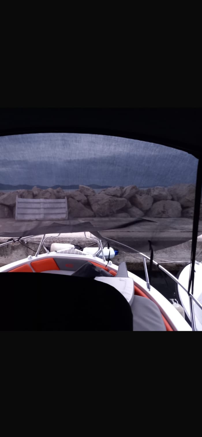 Verken de verborgen baaien van Zadar per motorboot.