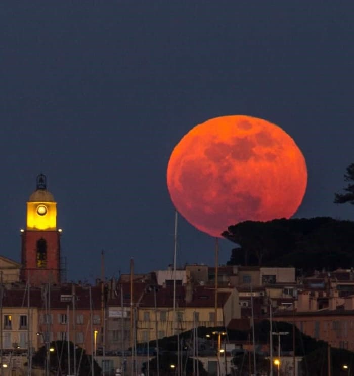 Luxury Sunset Cruise or Fireworks in Cannes/Golfe Juan: Magic of the Mediterranean Coast