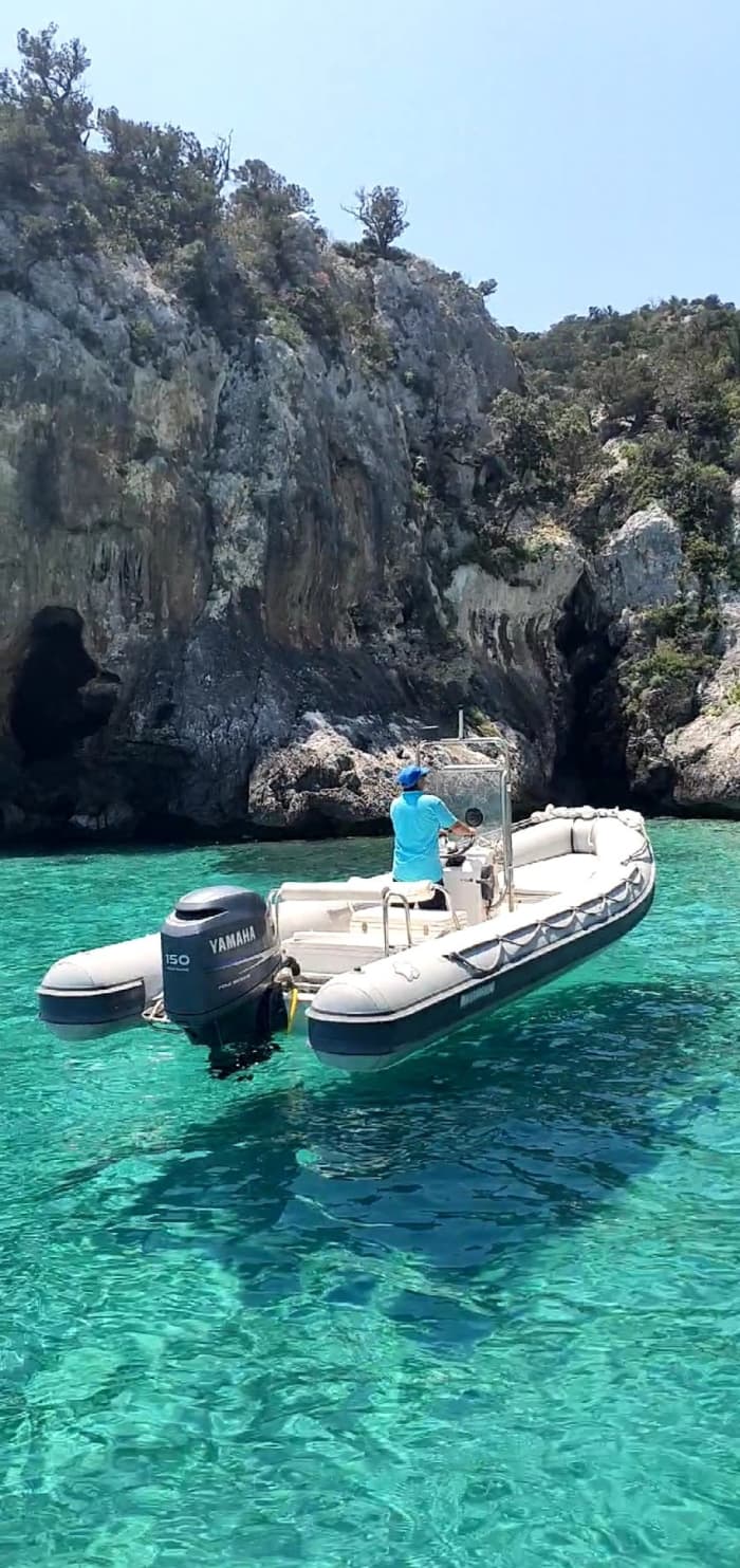 Entdecken Sie die Küste von Cala Gonone: Ein kompletter Tagesausflug an Bord eines Motorboots