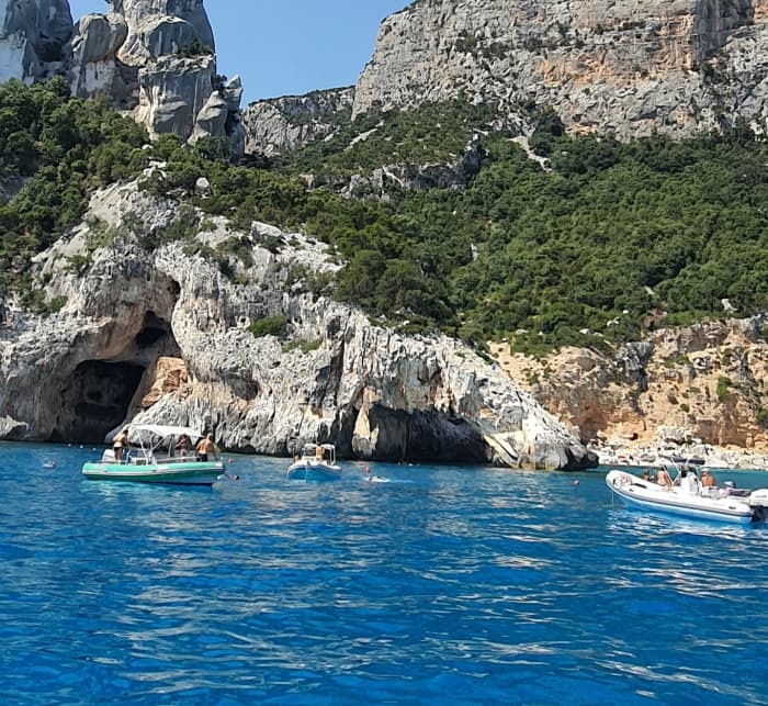 Entdecken Sie die Küste von Cala Gonone: Ein kompletter Tagesausflug an Bord eines Motorboots