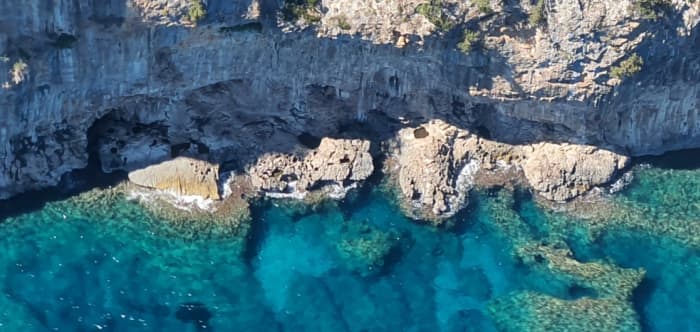 Entdecken Sie die Küste von Cala Gonone: Ein kompletter Tagesausflug an Bord eines Motorboots