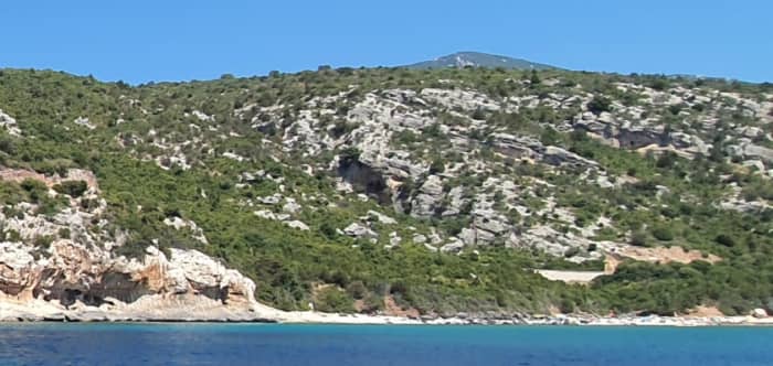 Entdecken Sie die Küste von Cala Gonone: Ein kompletter Tagesausflug an Bord eines Motorboots