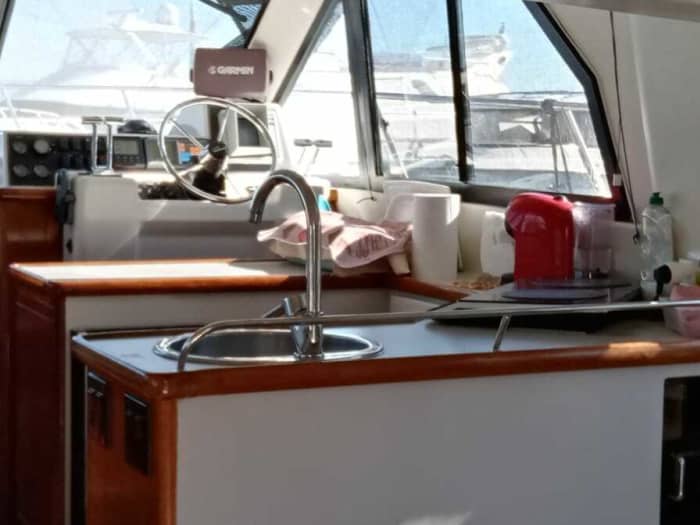 Geniet van 9 uur op een motorboot om de Eolische Eilanden te verkennen.