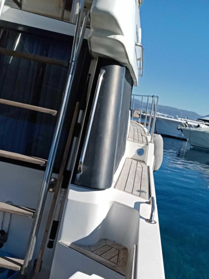 Geniet van 9 uur op een motorboot om de Eolische Eilanden te verkennen.