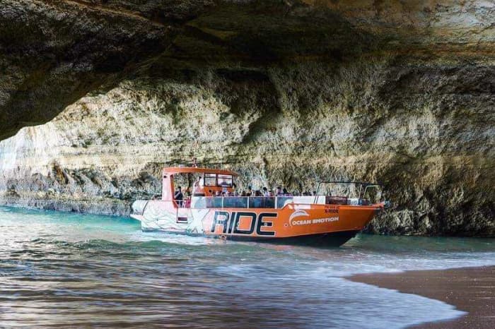 2,5 heures d'ensoleillement autour d'Albufeira en bateau à moteur.