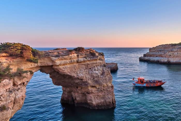 2,5 heures d'ensoleillement autour d'Albufeira en bateau à moteur.