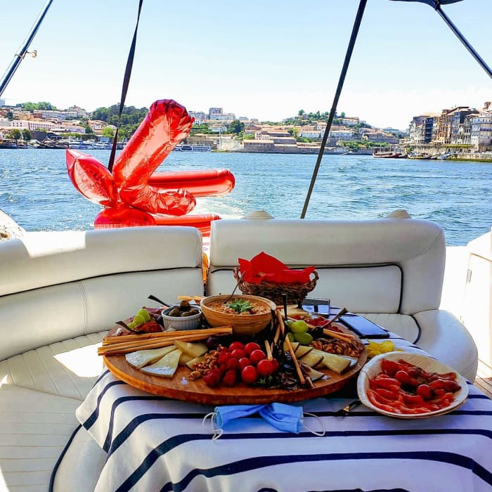 Een 2,5 uur durende lunchcruise op de Douro-rivier – Geniet van smaken terwijl u door iconische bruggen vaart