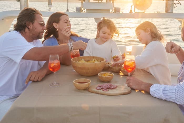 Yacht di lusso con piscina gonfiabile: l'escursione ideale per grandi e piccini