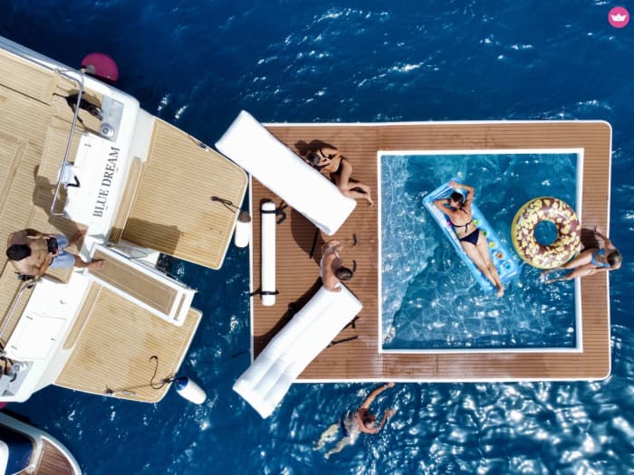 Yacht di lusso con piscina gonfiabile: l'escursione ideale per grandi e piccini