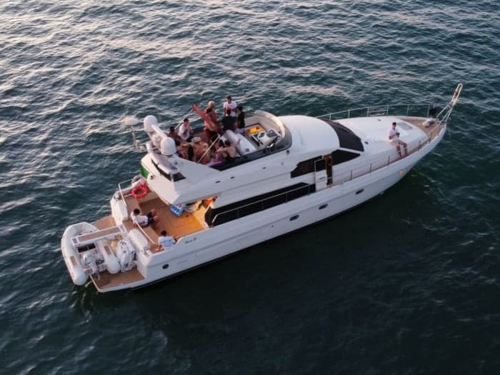 Yacht di lusso con piscina gonfiabile: l'escursione ideale per grandi e piccini