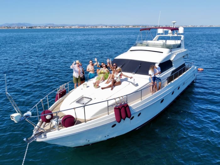 Yacht di lusso con piscina gonfiabile: l'escursione ideale per grandi e piccini