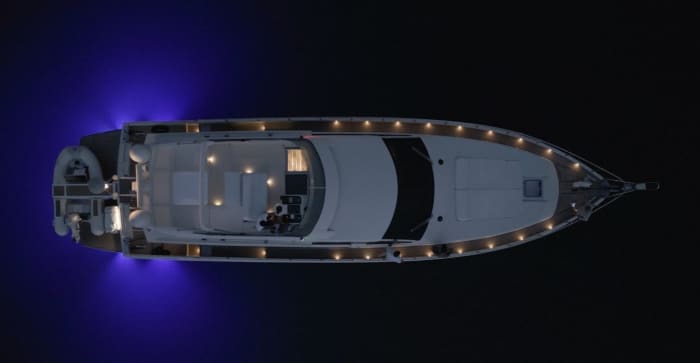 Yacht di lusso con piscina gonfiabile: l'escursione ideale per grandi e piccini
