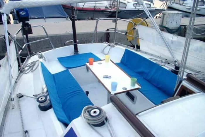Discover Vrboska on a full-day sailing trip