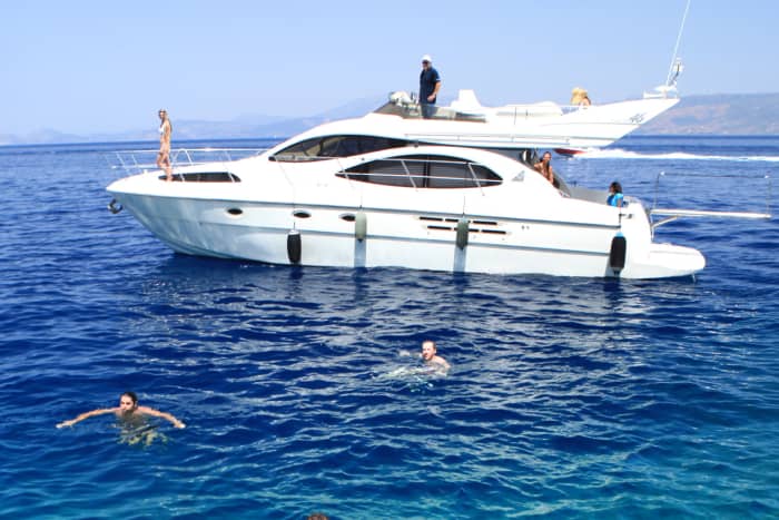 Évasion d'Athènes : une excursion privée d'une journée en bateau à moteur vers les îles Saroniques