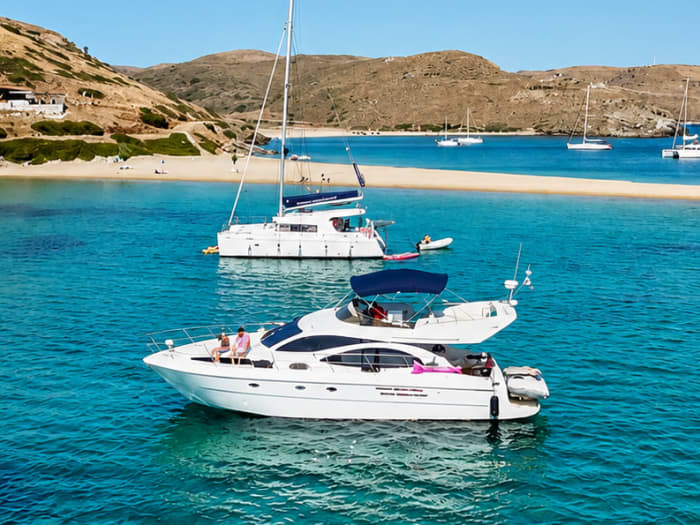 Évasion d'Athènes : une excursion privée d'une journée en bateau à moteur vers les îles Saroniques