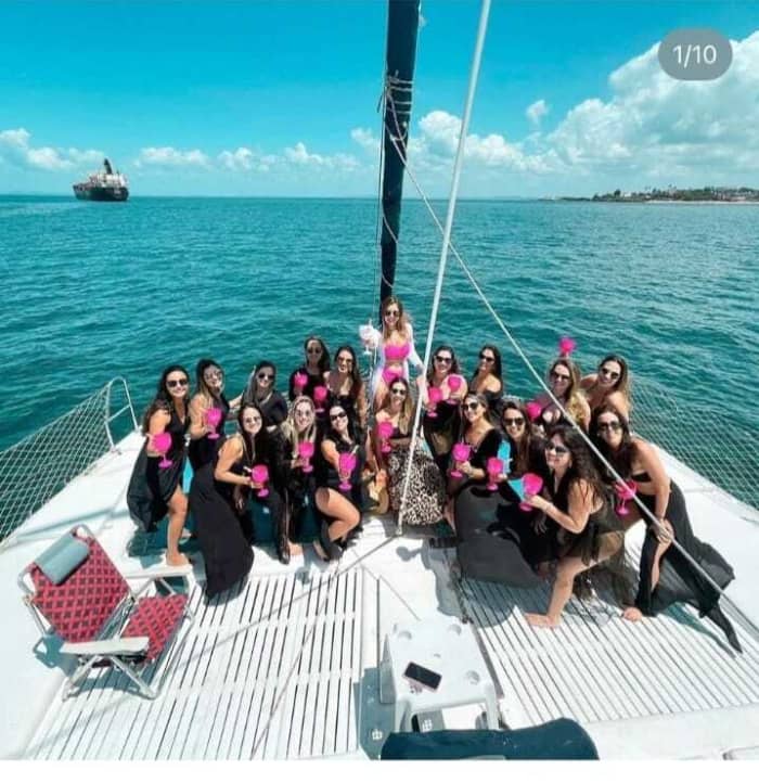 Explorez Salvador et profitez d'une journée complète de navigation en catamaran.