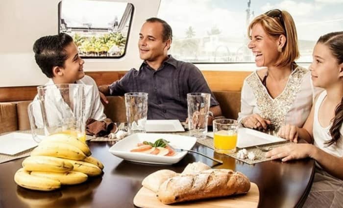 Wykorzystaj każdą chwilę: cały dzień spędzony w słońcu na katamaranie wokół Cancún