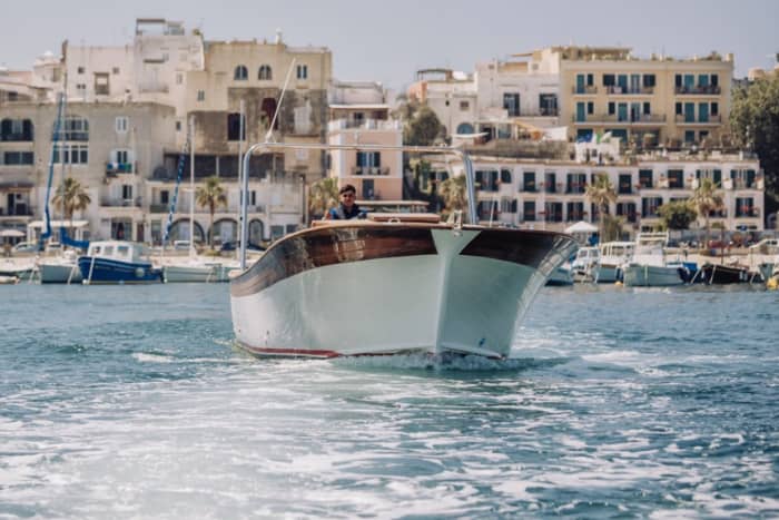 Enjoy 9h on a motorboat to explore Forio