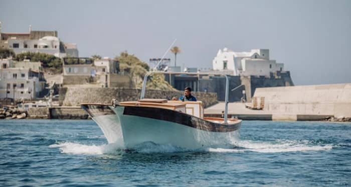 Enjoy 9h on a motorboat to explore Forio