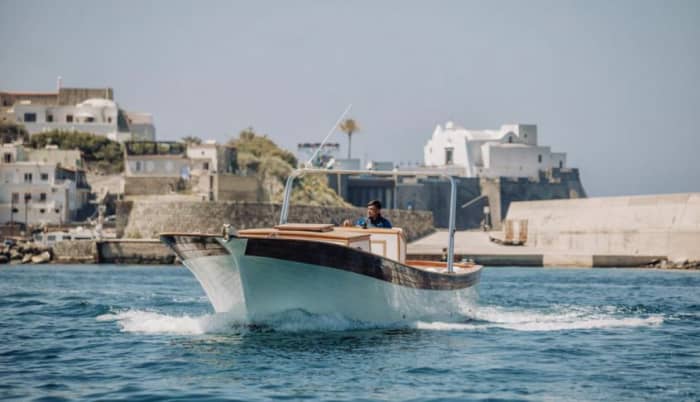 Enjoy 9h on a motorboat to explore Forio