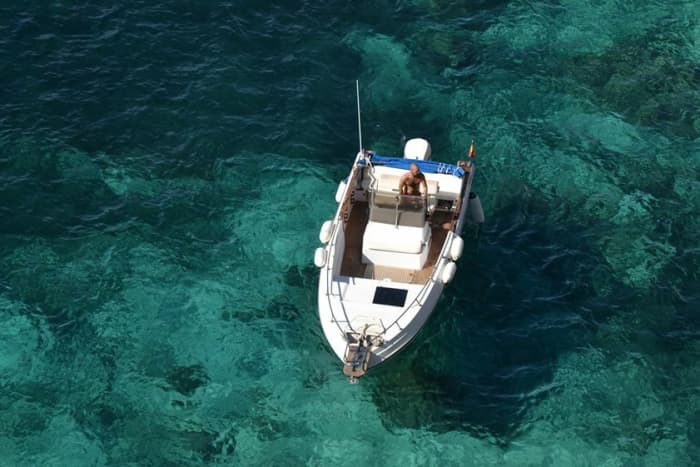 Experience a boat trip in Mallorca like the locals do. 7 hours.
All-inclusive: Boat, skipper, fuel, local snacks, drinks, paddleboard, snorkel & floaties.
No extra charges, everything is included.