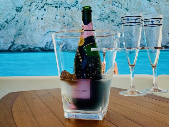 Privater Bootsausflug rund um Kefalonia mit einem Motorboot