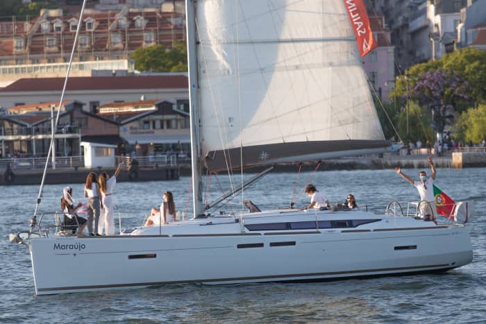 4 Stunden: Halbtägiger Segeltörn mit erfrischendem Bad in Lissabon