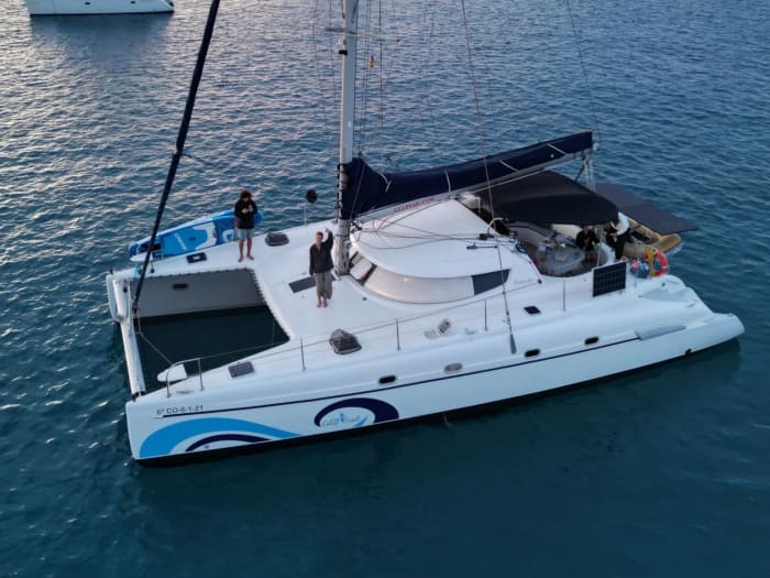Aluguel de catamarã por um dia em Ibiza: Nade, veleje e relaxe