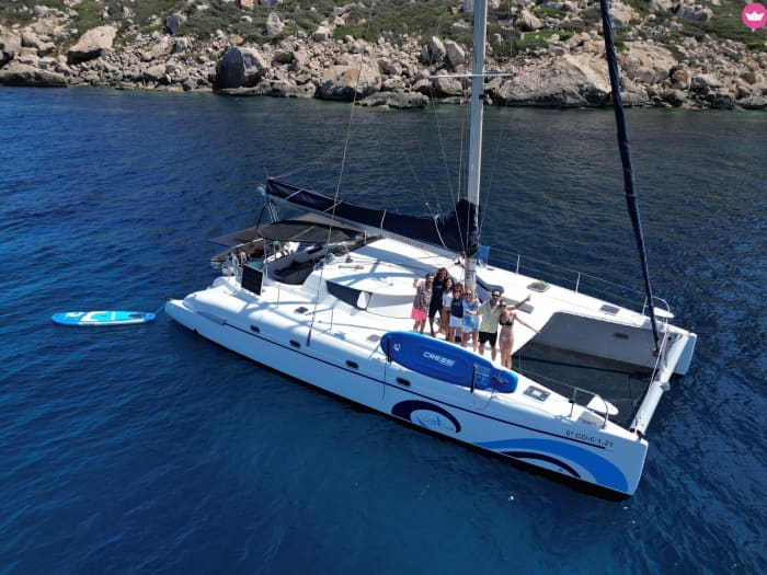 Aluguel de catamarã por um dia em Ibiza: Nade, veleje e relaxe