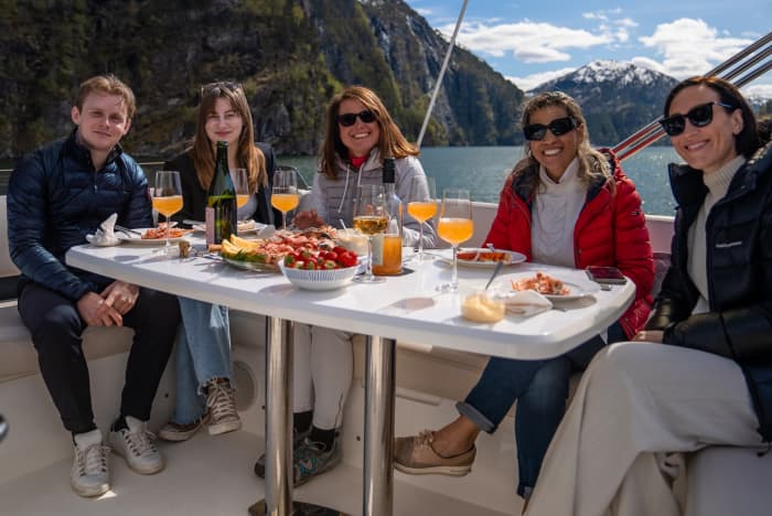 Ontdek Bergen vanaf het water: een hele dag op het water aan boord van een motorboot.