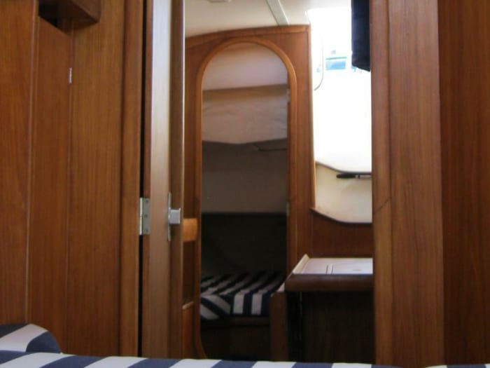 Scopri Sivota, Paxos e Antipaxos a bordo di una barca a vela per un'intera giornata.
