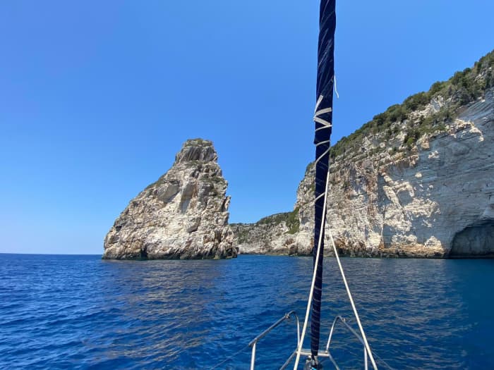 Scopri Sivota, Paxos e Antipaxos a bordo di una barca a vela per un'intera giornata.