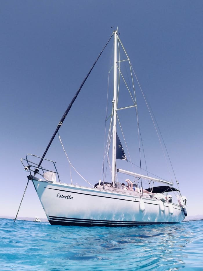 Scopri Sivota, Paxos e Antipaxos a bordo di una barca a vela per un'intera giornata.