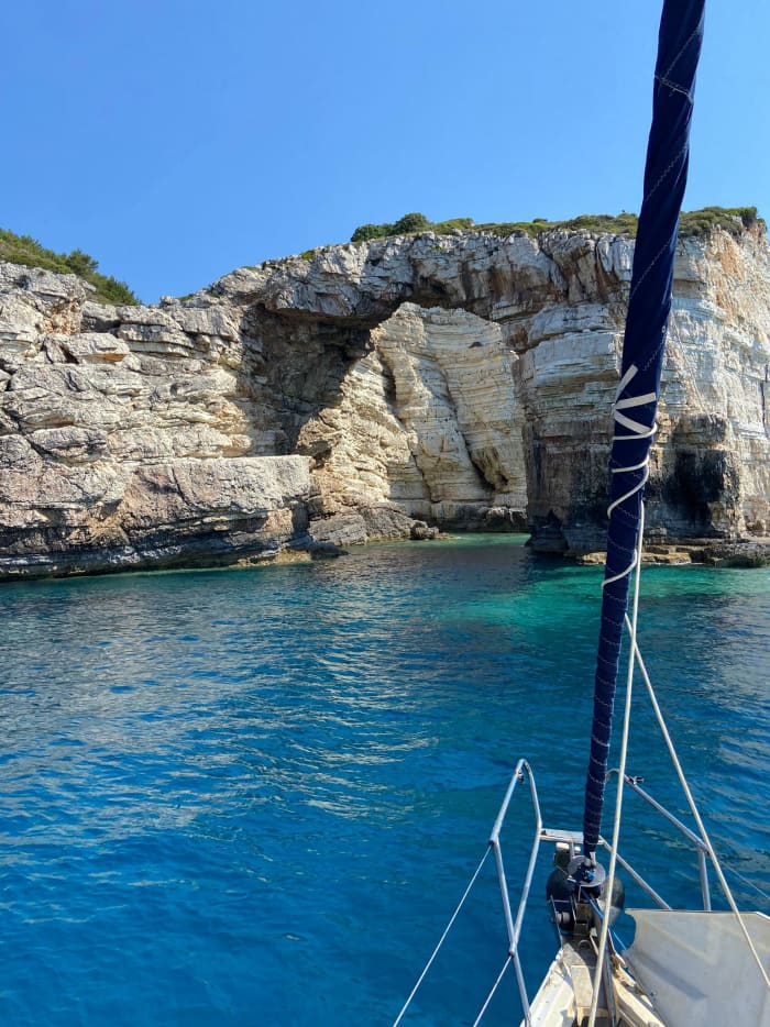 Scopri Sivota, Paxos e Antipaxos a bordo di una barca a vela per un'intera giornata.