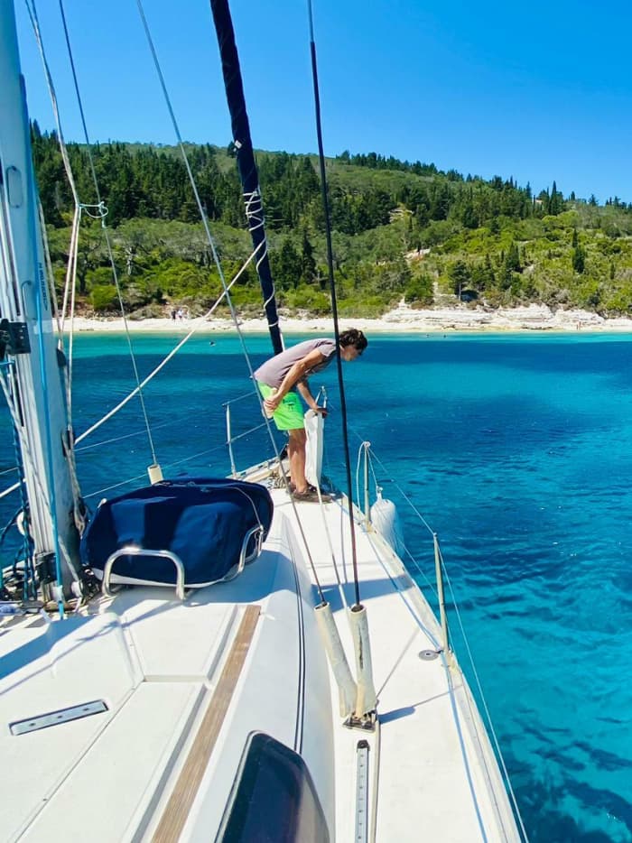 Scopri Sivota, Paxos e Antipaxos a bordo di una barca a vela per un'intera giornata.