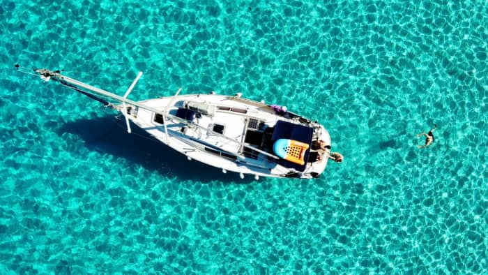 Scopri Sivota, Paxos e Antipaxos a bordo di una barca a vela per un'intera giornata.