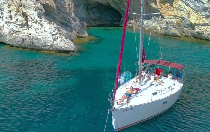 Geniet van een dag op zee bij Mallorca aan boord van een zeilboot.