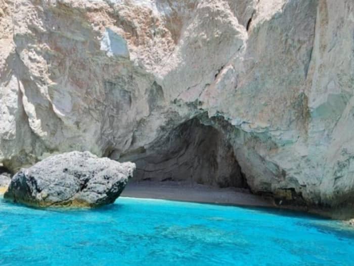 Escapada de medio día al sur con avistamiento de tortugas y natación en cuevas