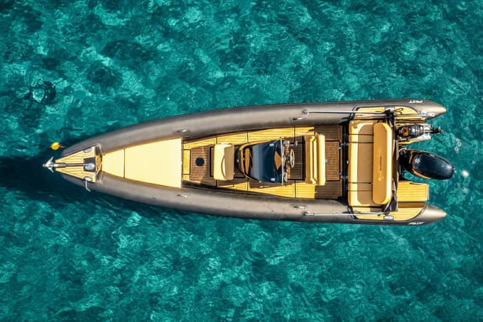 4h30 in Santorini: Rent a motorboat and enjoy
