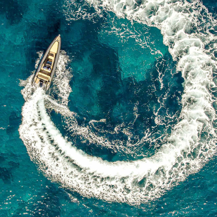 4h30 in Santorini: Rent a motorboat and enjoy