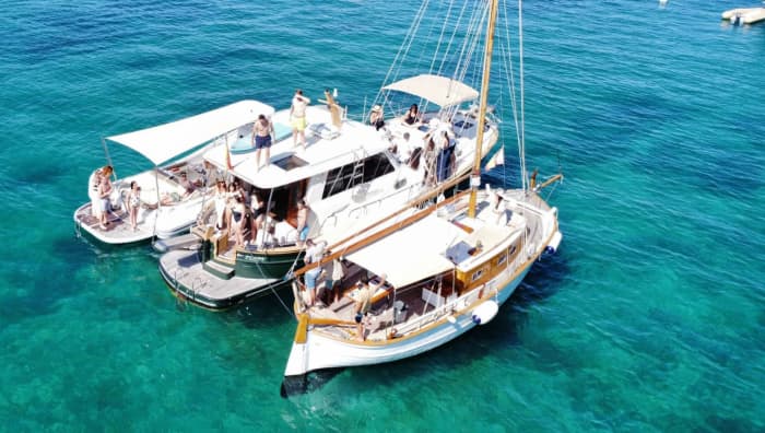 Giornata di vela classica a Maiorca con bevande e soste per il bagno