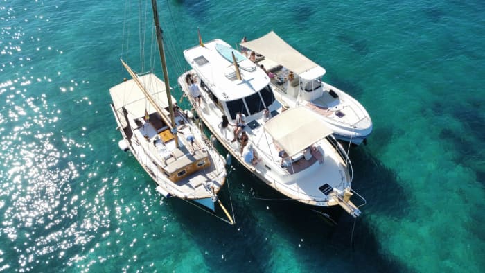 Giornata di vela classica a Maiorca con bevande e soste per il bagno