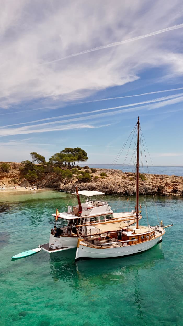 Giornata di vela classica a Maiorca con bevande e soste per il bagno