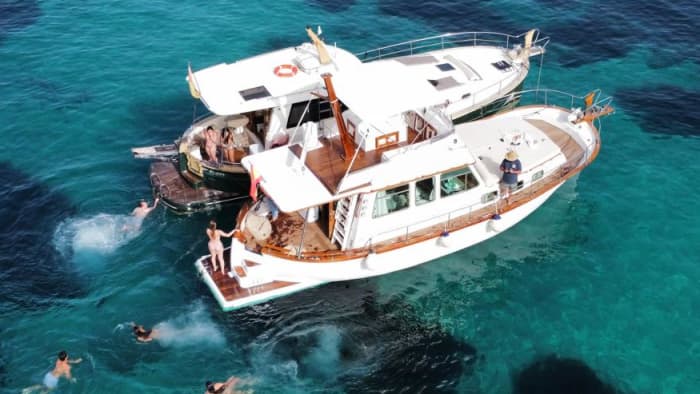Giornata di vela classica a Maiorca con bevande e soste per il bagno